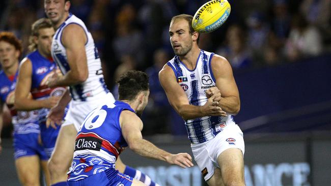 Ben Cunnington gets past Bulldog Toby McLean.