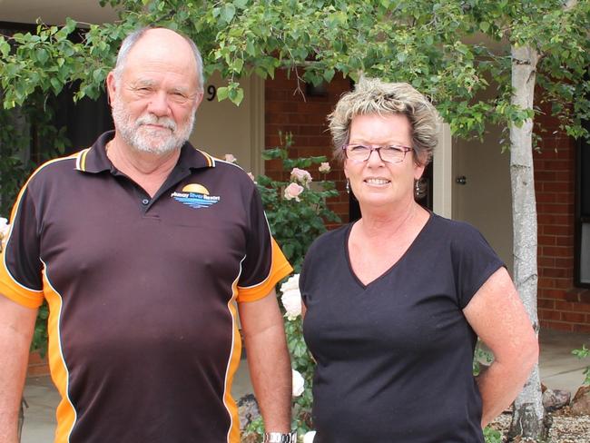 Businesses on the Victorian-New South Wales border left in “Covid limbo”, are pleading with both state government’s to reopen and align restrictions. Pictured is Murray River Resort owner Steve Shipp and  Owner-operator of Moama motel Debbie Egan.