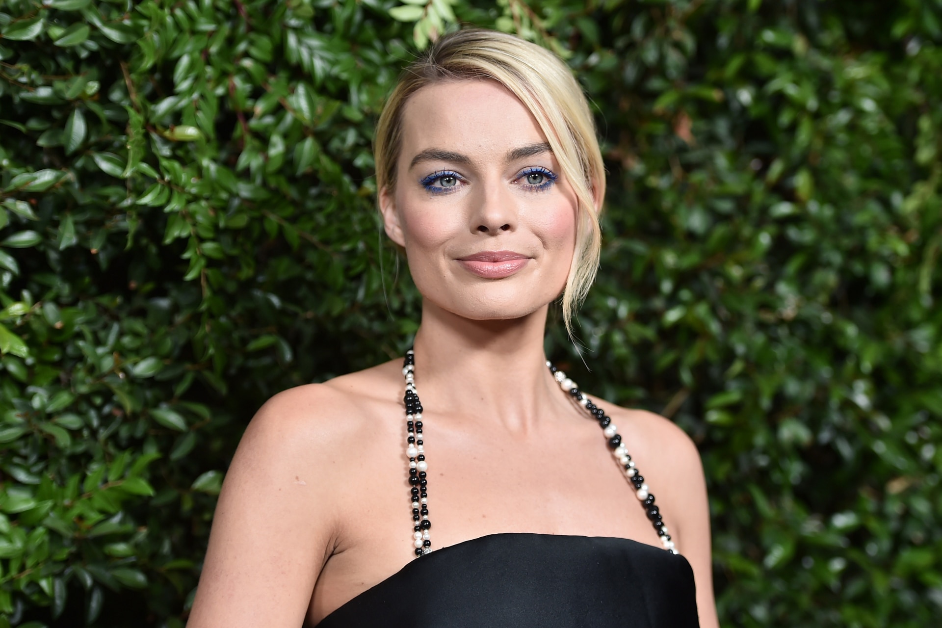 margot robbie to play barbie