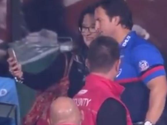 Luke Beveridge takes selfie with fan