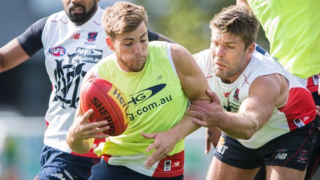 Mark Jamar tries to tackle Jack Viney.