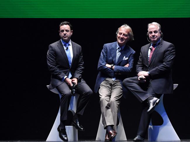 Alitalia President Luca cordero di Montezemolo (C), chief executive of Alitalia, Australian Cramer Ballof (L) and the President and CEO of Etihad Aviation Group and Vice President of Alitalia, Australian James Hogan (R) give a press conference on May 18, 2016 in Rome. The company presented its new communication and its new uniforms. / AFP PHOTO / TIZIANA FABI