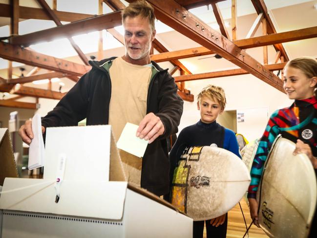 Dave Hamilton voting with his two children Kai, 9, and Cinta, 11. Picture: Danielle Smith.