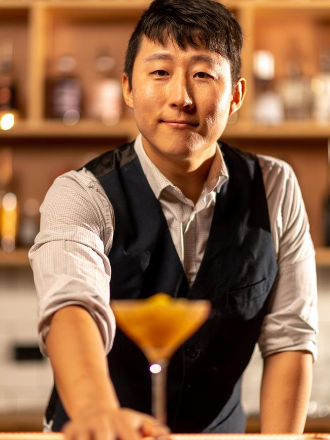 <s1>The Loading Bay mixologist Jun Young knocks up a spicy mango cocktail. Picture: Che Chorley</s1>