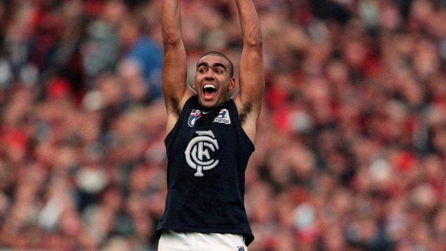 SEPTEMBER 18, 1999 : Justin Murphy celebrates as siren sounds to end Carlton v Essendon second AFL preliminary final at MCG in Melbourne, 18/09/99. Pic George Sal. Australian Rules F/L