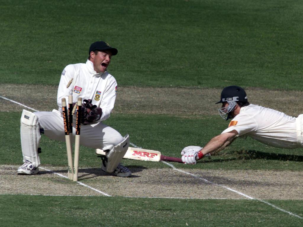 Steve Waugh diving for crease at the 2001 Boxing Day Test.