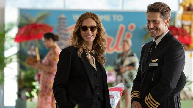 Julia Roberts as Georgia and Lucas Bravo as Paul in a scene at Hamilton Island Airport. Picture: Universal Pictures.