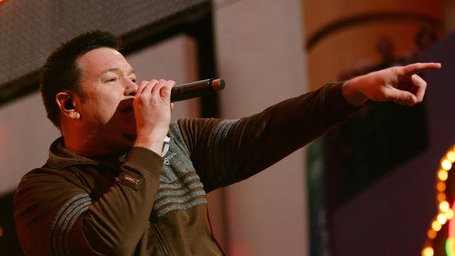 Smash Mouth singer Steve Harwell performs during the "CD USA" New Year's Eve event at the Fremont Street Experience December 31, 2006 in Las Vegas, Nevada. (Photo by Ethan Miller / GETTY IMAGES NORTH AMERICA / AFP)