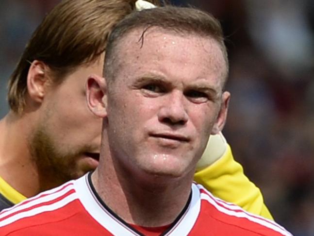 Manchester United's English striker Wayne Rooney (R) reacts after speaking to referee Craig Pawson during the English Premier League football match between Manchester United and Newcastle United at Old Trafford in Manchester, north west England, on August 22, 2015. The game finished 0-0. AFP PHOTO / OLI SCARFF RESTRICTED TO EDITORIAL USE. No use with unauthorized audio, video, data, fixture lists, club/league logos or 'live' services. Online in-match use limited to 75 images, no video emulation. No use in betting, games or single club/league/player publications.