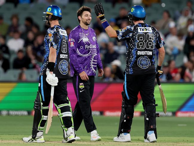 Hurricanes star Tim David of the Hurricanes has a word to Strikers’ Jamie Overton. Picture: Getty Images