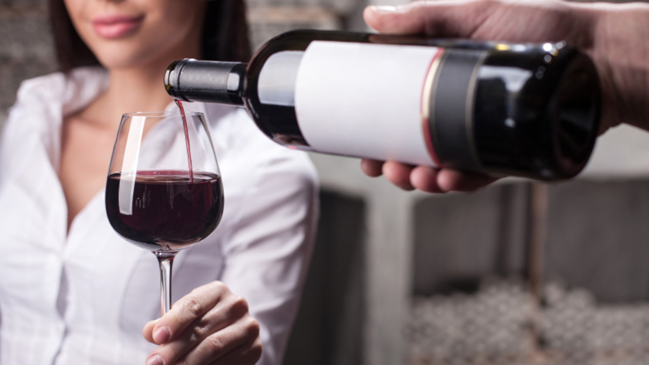 Вино помогает забыться. Девушка с бокалом красного вина. Наливает вино. Женщина с вином. Девушка наливает вино.