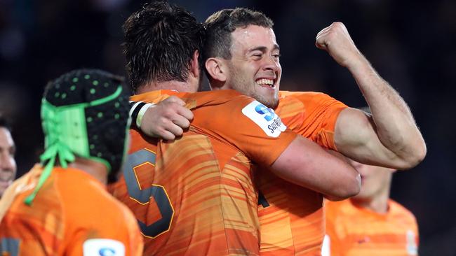 Emiliano Boffelli (R) and Tomas Lavanini (C) of the Jaguares celebrate after the Super Rugby match between the Waikato Chiefs of New Zealand and the Jaguares of Argentina at Rotorua International Stadium in Rotorua on May 4, 2018. / AFP PHOTO / MICHAEL BRADLEY