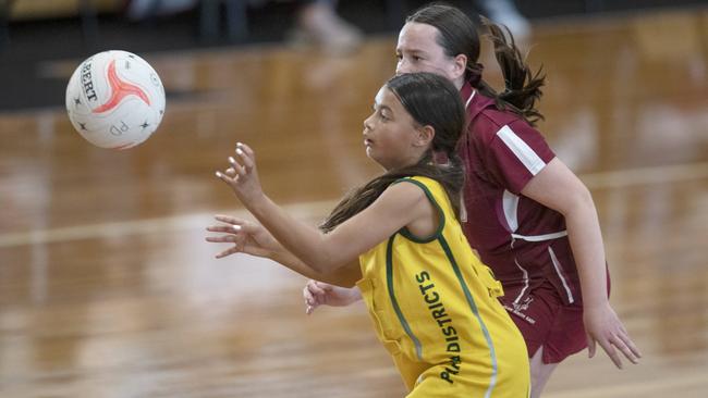 Year 6 action from the Adelaide South East v Para Districts clash at the School Sport SA Sapsasa Netball Carnival. Picture: Simon Cross