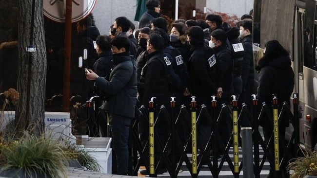 Investigators arrive at the presidential palace to arrest President Yoon Suk Seol. Picture: X.