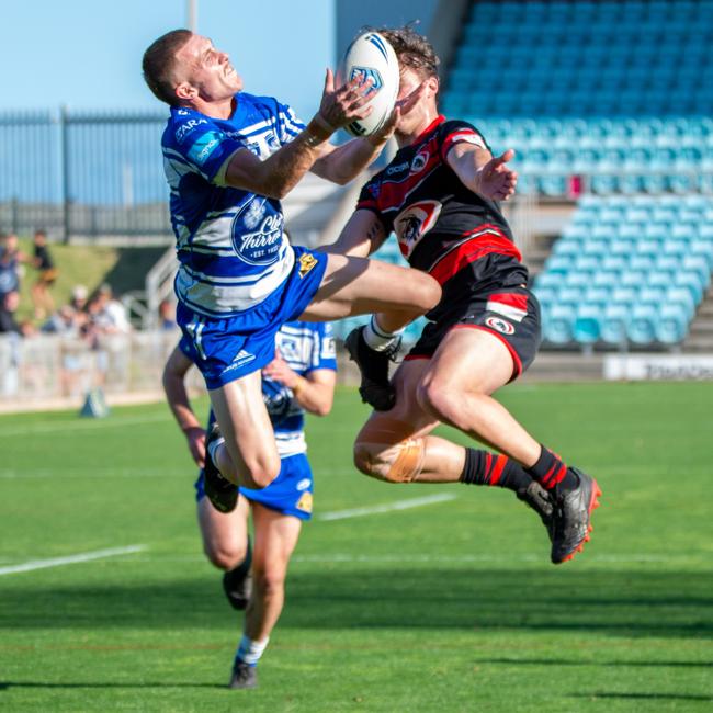 Jye Patterson rises to claim the footy. Picture: Thomas Lisson