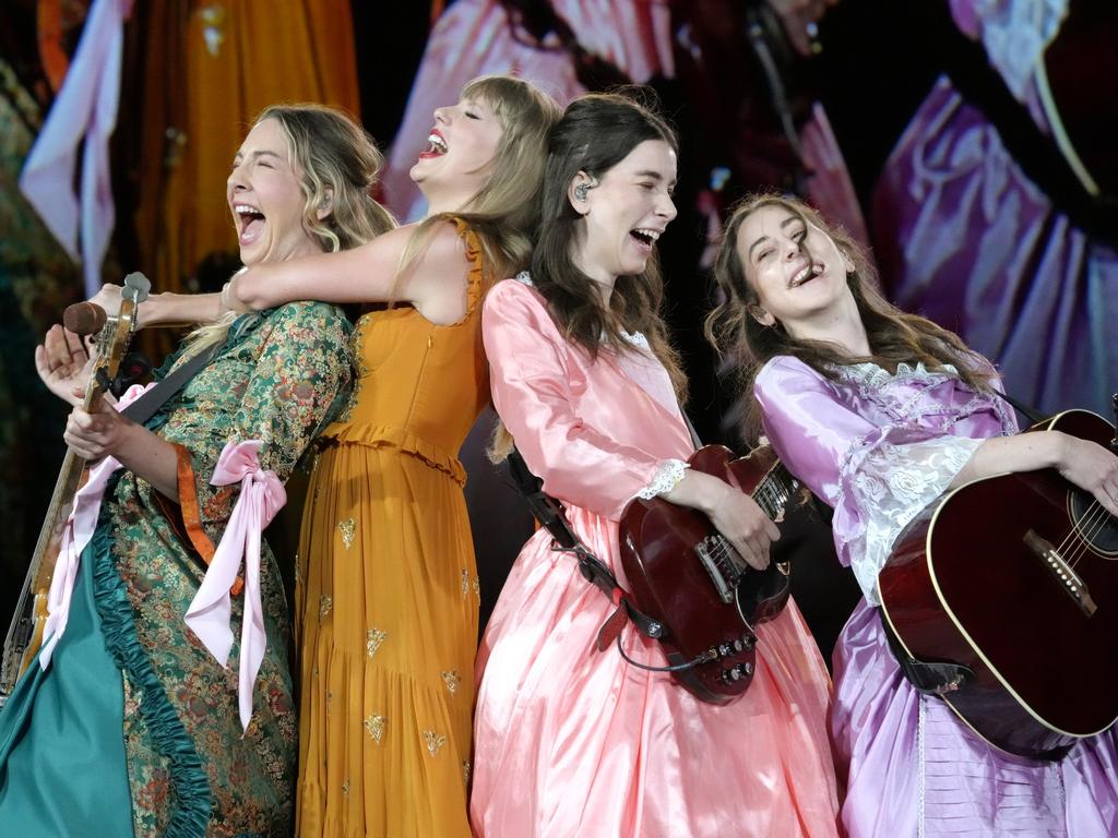 Taylor performs with the Haim sisters, Este, Danielle and Alana, in Santa Clara, California. Picture: Jeff Kravitz/TAS23/Getty Images for TAS Rights Management )