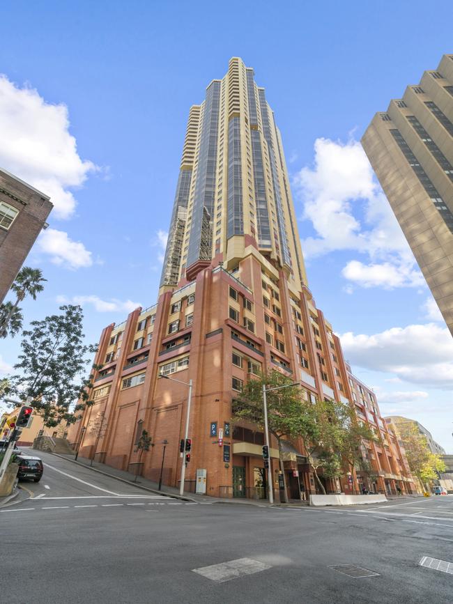 Located under Quay West Suites in The Rocks area of Sydney, the eight-level commercial car park is close to the financial district of the Sydney CBD and several five-star hotels.