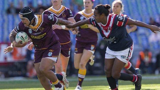 Rona Peterson the charge in the grand final.. (AAP Image/Craig Golding) NO ARCHIVING, EDITORIAL USE ONLY