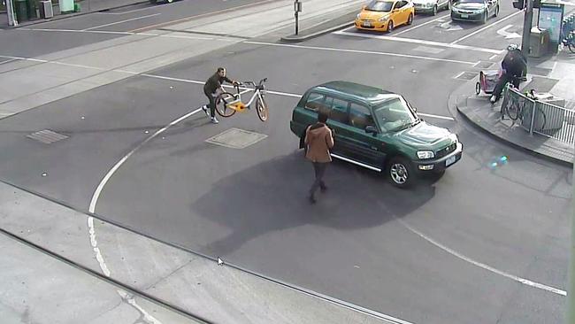 A pedestrian carrying an oBike confronts the driver