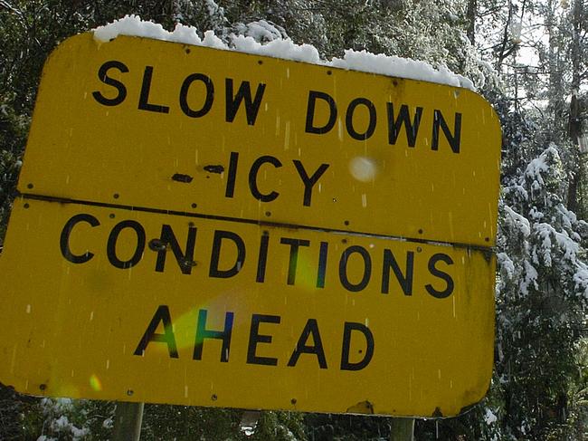 n04le999 j1 Snowfalls across the Yarra Valley : Traffic sign warning of icy conditions , beside the road beneath the Cement Creek Turntable , Mt Donna Buang . Picture: Steve Tanner 070718