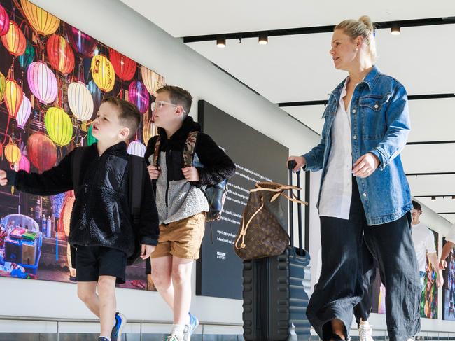 MELBOURNE, AUSTRALIA - Newswire Photos September 15, 2023: People queing at Melbourne domestic airport departures ahead of the school holidays. Picture NCA NewsWire / Aaron Francis