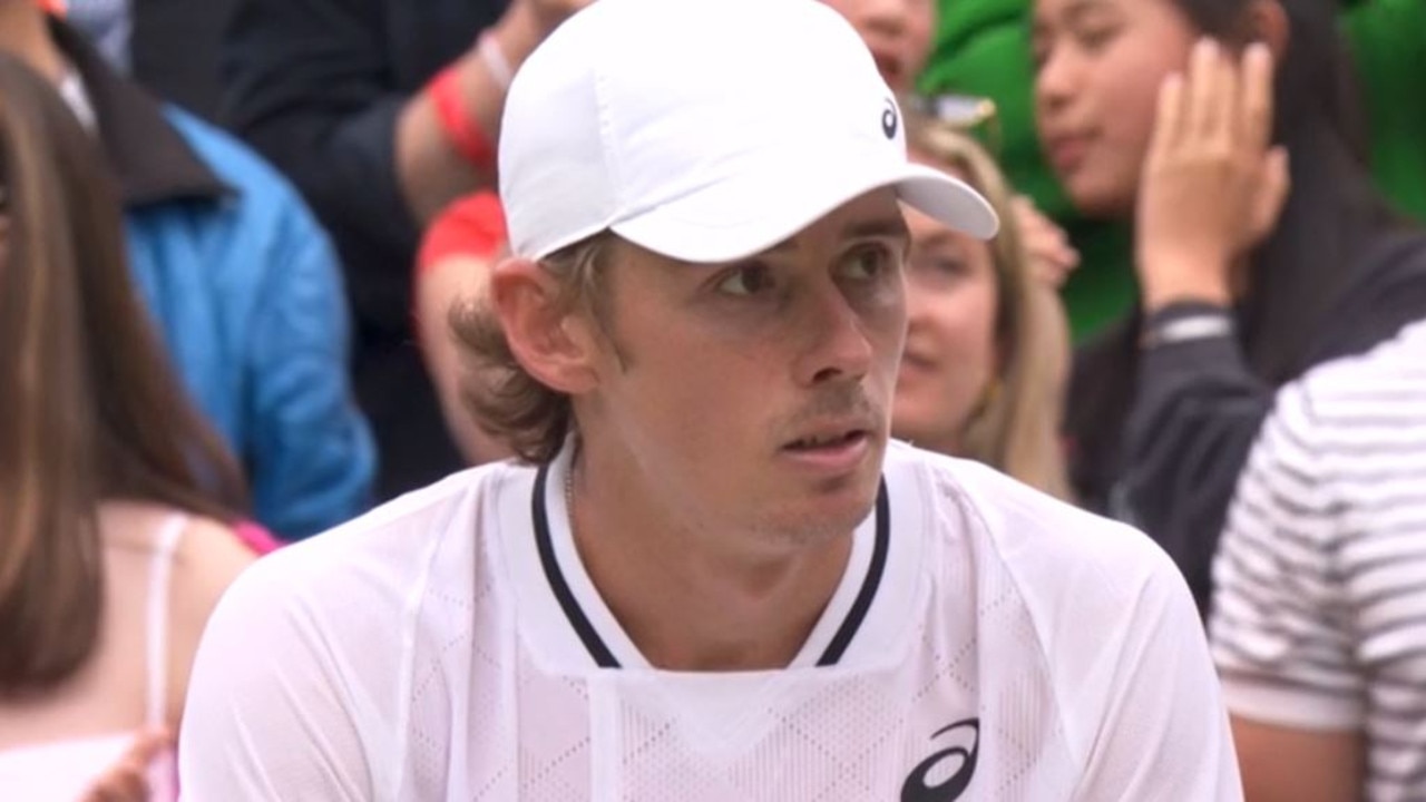 Alex de Minaur did not celebrate his fourth round win and looked at his player box in a concerned manner.