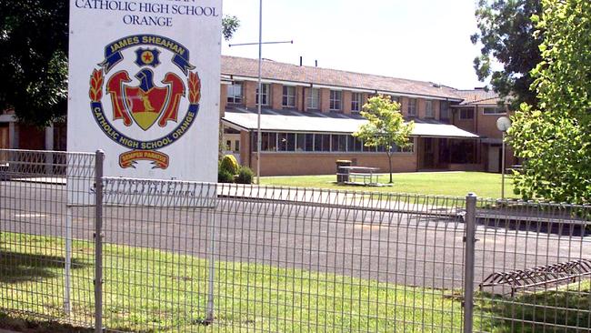 DECEMBER 13, 2001 : James Sheahan Catholic High School at Orange, 13/12/01. pic Troy Bendeich.NSW / Education / Exterior