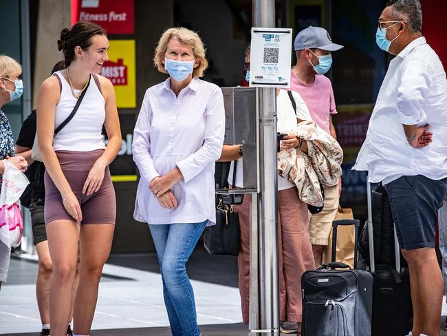 MELBOURNE, AUSTRALIA - NewsWire Photos - JANUARY 21, 2022:  Victoria has recorded a drop in new Covid cases with hospital admissions expected to peak in the coming weeks. MelbourneÃs CBD foot traffic seen to be busier than last week. People are still wearing masks outdoors. Picture: NCA NewsWire/Sarah Matray