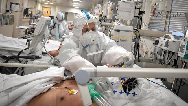 A nurse attends to a patient suffering from coronavirus. Scientists have discovered that those who had been on ventilators while battling the virus had the biggest deficit, equal to a seven-point drop in IQ. Picture: AFP