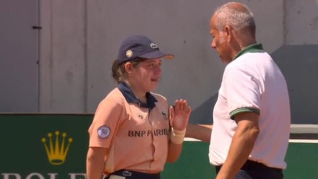 The ball girl was crying for several minutes. Photo: Twitter.