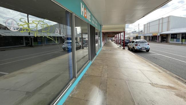 Empty shops on Gill St, April 2025