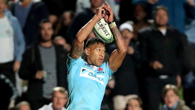 Israel Folau of the Waratahs misses a catch during the Round 12 Super Rugby match between the NSW Waratahs and the Blues at Brookvale Oval in Sydney on Saturday, May 5, 2018. (AAP Image/Jeremy Ng) NO ARCHIVING, EDITORIAL USE ONLY