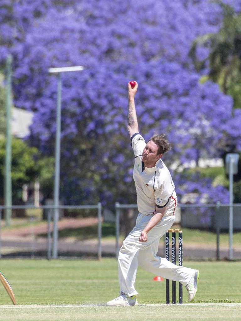 Lachlan Gersch bowls for Met Easts. Western Districts vs Met Easts, reserve grade cricket. Saturday, November 26, 2022. Picture: Nev Madsen.