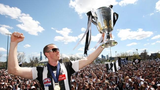 03/10/2010 NEWS: 03/10/2010 NEWS: Collingwood Family Day at Goschs Paddock. Capt. Nick Maxwell and with the Premiership Cup in front of the huge crowd.