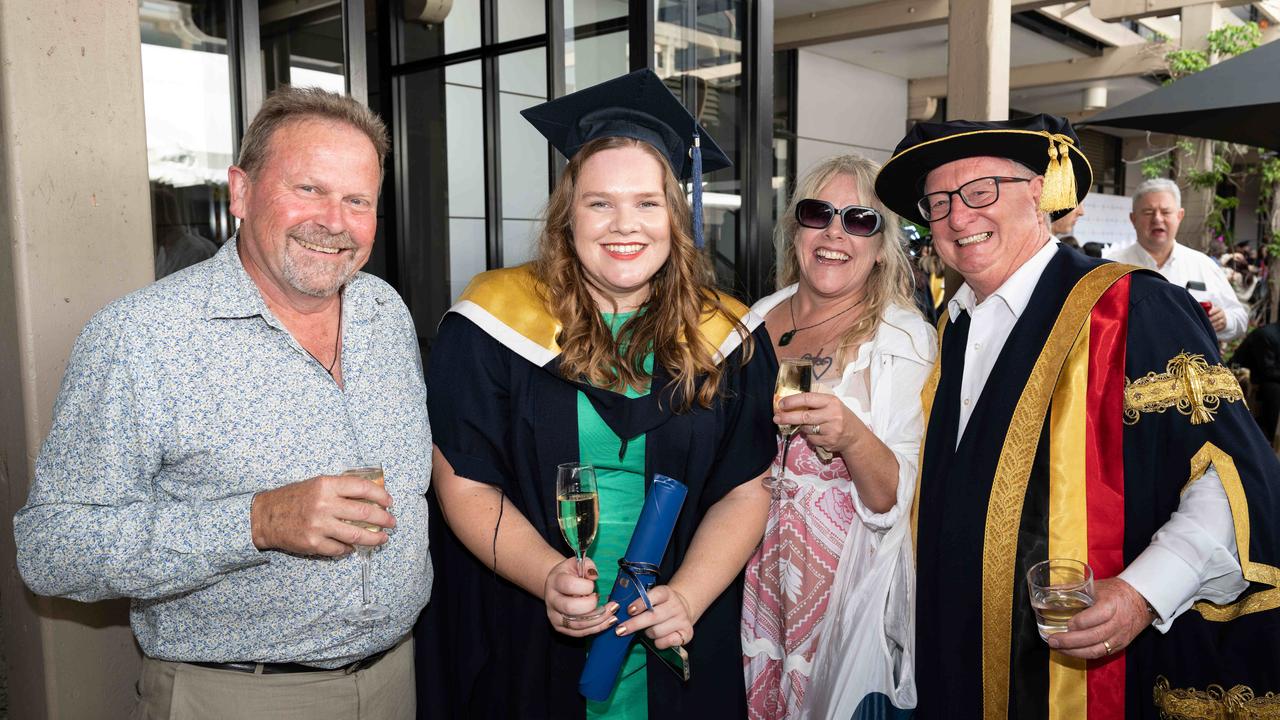 03-02-2025 Deakin University graduation Brent Smith, Bethany Mackintosh, Cath Smith