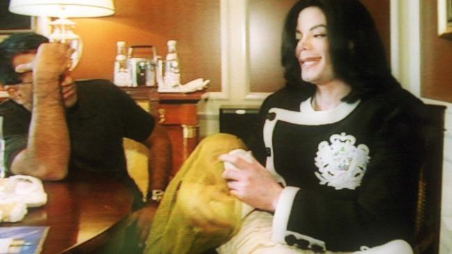 Jackson feeding baby Blanket in 2003. Picture: Channel 7.