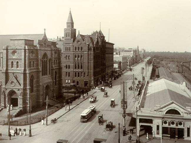 Princes Bridge Railway Station with a very different looking St Paul’s Cathedral across the road. Picture: HWT Library.