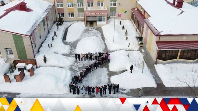 Children and their parents formed the symbol outside the hospice. Pic: @kamilkazani