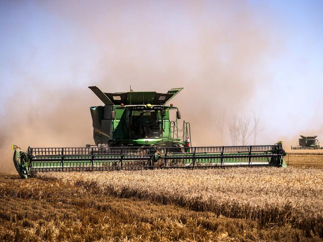 Farmers operate combine harvesters during a wheat harvest at a farm near Gunnedah, New South Wales, Australia, on Tuesday, Nov. 10, 2020. Media reportsÃÂ suggesting China could soon target imports of Australian wheat, after already turning its attention to barley,ÃÂ wine, cotton and beef, have rattled the market.  Photographer: David Gray/Bloomberg via Getty Images