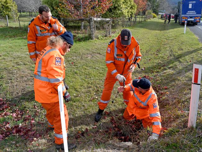 SES volunteers and police begin a search in Mt Macedon. Picture: AAP/Joe Castro