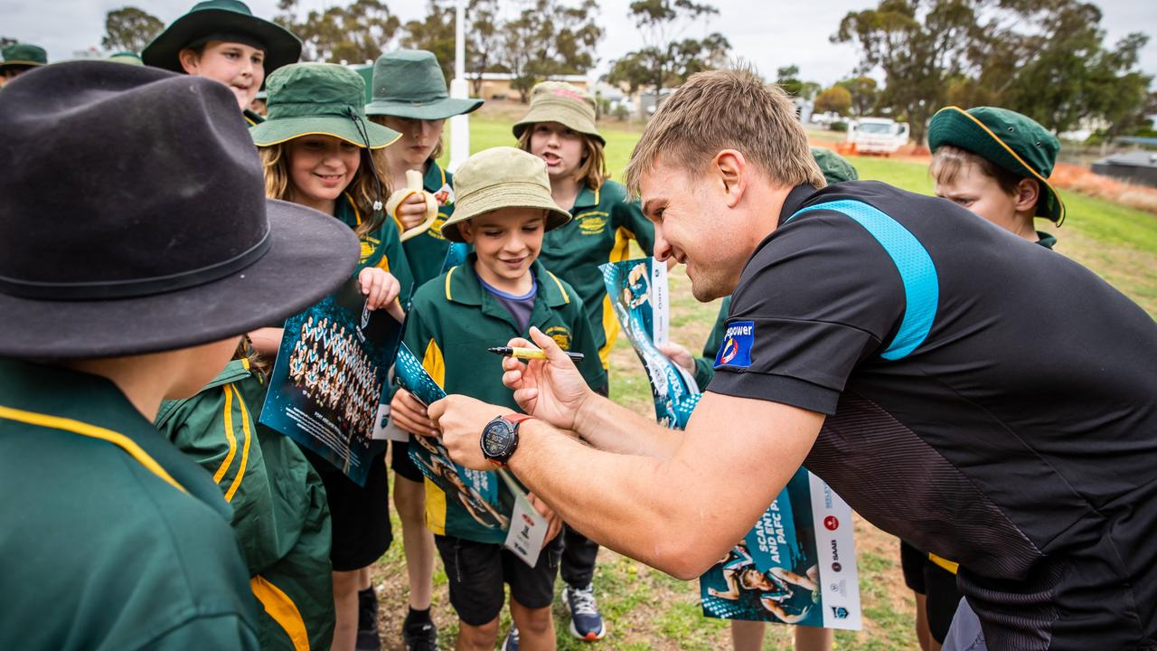 Port Adelaide player Ollie Wines visits Mannum Community College to lift spirits ahead of the floods crisis affecting the town. Picture: Tom Huntley