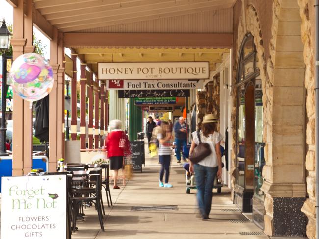 Wandering through the streets to Mudgee.