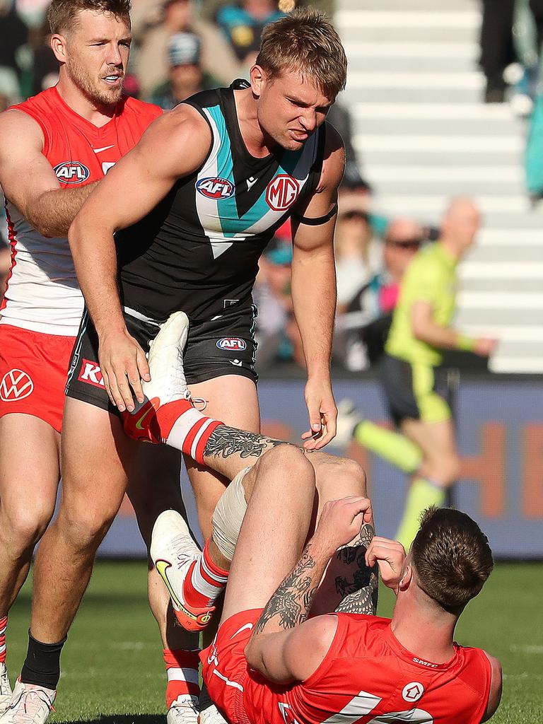Tempers Flare between Ollie Wines and Peter Ladhams. Picture: Sarah Reed/AFL Photos via Getty Images
