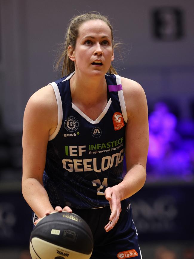 GEELONG, AUSTRALIA - OCTOBER 30: Keely Froling of Geelong United shoots during the round one WNBL match between Geelong United and Townsville Fire at The Geelong Arena, on October 30, 2024, in Geelong, Australia. (Photo by Kelly Defina/Getty Images)