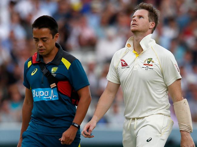 TOPSHOT - Australia's Steve Smith (R) walks off of the pitch after being hit in the head by a ball off the bowling of England's Jofra Archer (unseen) during play on the fourth day of the second Ashes cricket Test match between England and Australia at Lord's Cricket Ground in London on August 17, 2019. (Photo by Ian KINGTON / AFP) / RESTRICTED TO EDITORIAL USE. NO ASSOCIATION WITH DIRECT COMPETITOR OF SPONSOR, PARTNER, OR SUPPLIER OF THE ECB