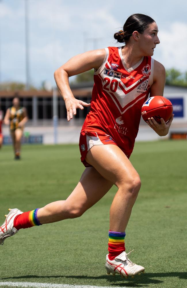 Ruby O'Dwyer with the ball for Waratah (#20). Picture: AFLNT Media / Jack Riddiford.