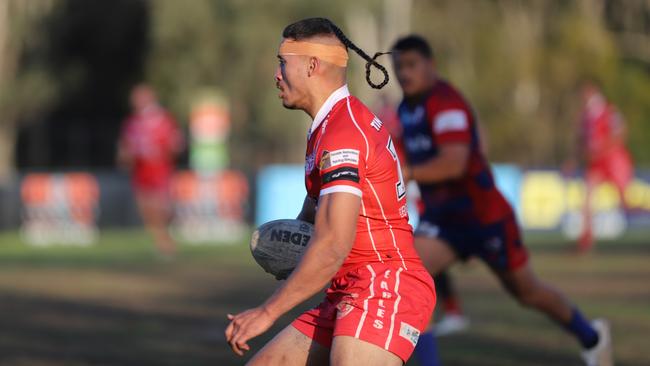 Christian Savaiinaea breaks clear for East Campbelltown. Picture: Steve Montgomery