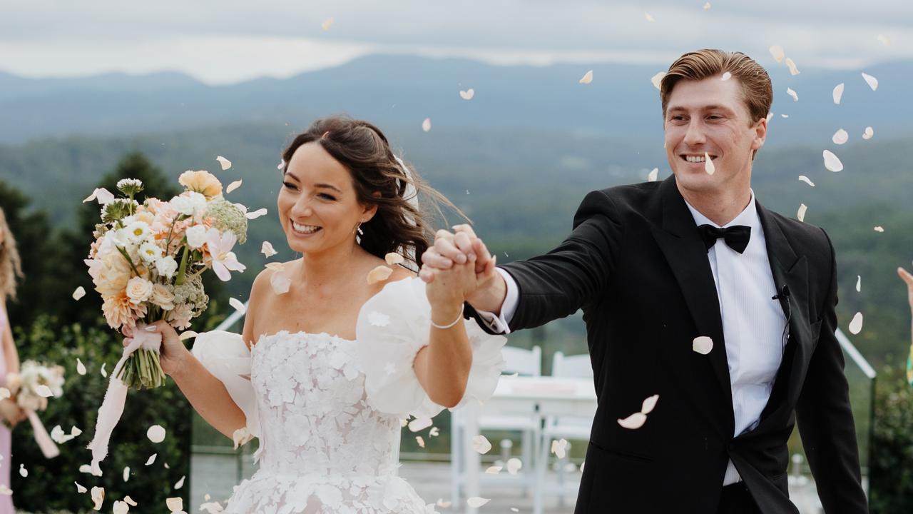 ‘Perfect send-off’: Couple’s ultimate wedding day mic drop