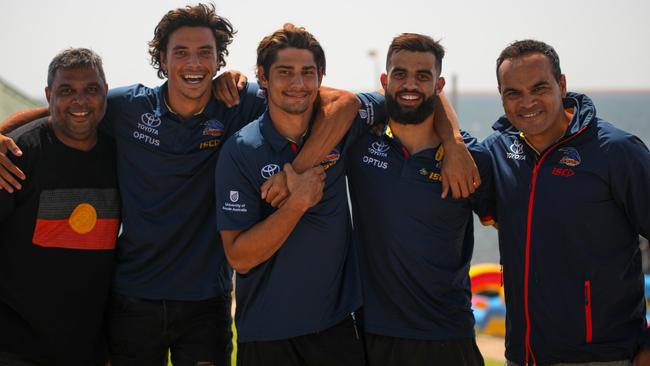 Adelaide Crows Ben Davis, Shane McAdam, Wayne Milera and Jeremy Johncock with Garry Goldsmith from the Gynburra Festival. Picture: Supplied.