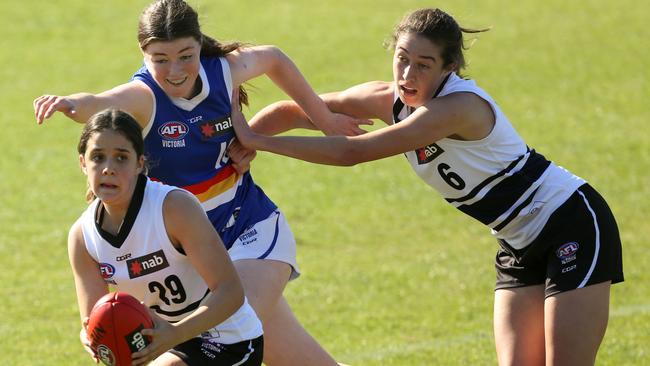 Tallia Pulcino gets away with the ball. Picture: Stuart Milligan